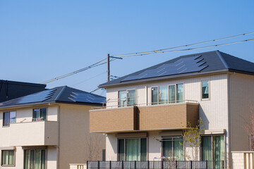 ソーラーパネルのある家　太陽光　発電　エコシステム