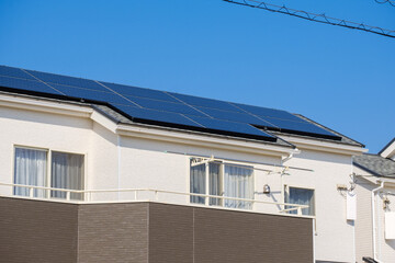 ソーラーパネルのある家　太陽光　発電　エコシステム