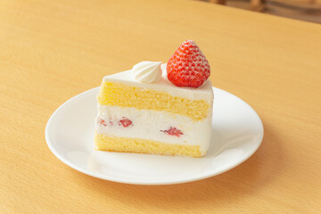 strawberry sponge cake on the table. Taken in the children's room. テーブルの上の苺ショートケーキ。子供部屋で撮影