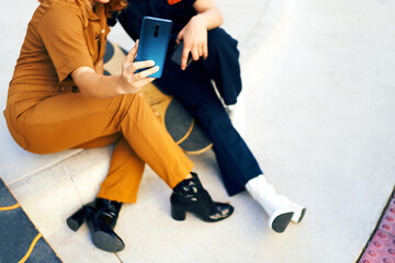 Friends using the smartphone.