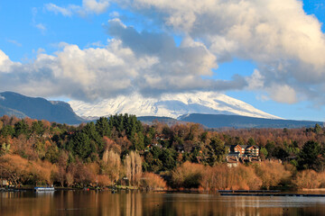 Vista del volcán en el lago de Villarrica