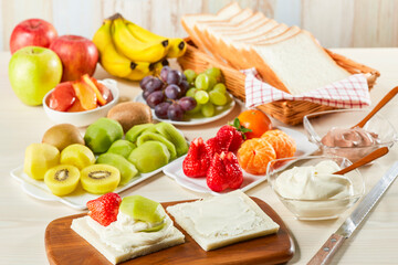 今からフルーツサンドを作りまーす!　調理シーン