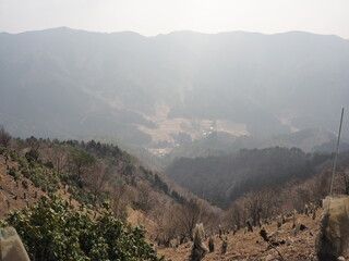町と山