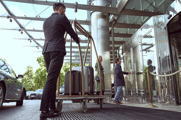 Smooth procedure of arriving at a hotel of choice - 420705736