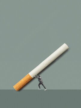 Person holding a bi&iexcl;g cigarette