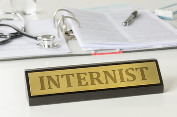 Name plate on a desk with the engraving Internist