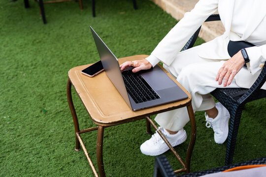 Senior business woman using her laptop at coffee shop