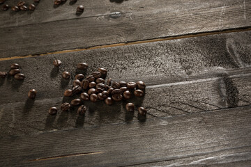 chicchi di caffe in un tavolo di legno 