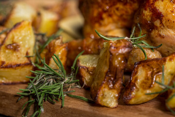 patate al forno  con rosmarino servite in un tavolo 