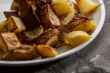 patate al forno  con rosmarino servite in un tavolo 