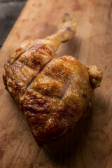 colica di pollo sopra un tagliere di carne