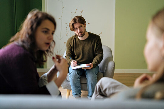 Male Psychologist Leads A Lesbian Couple