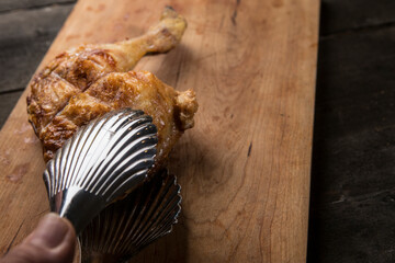 colica di pollo sopra un tagliere di carne
