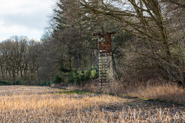 Hochsitz für die Jagd am Feldrand