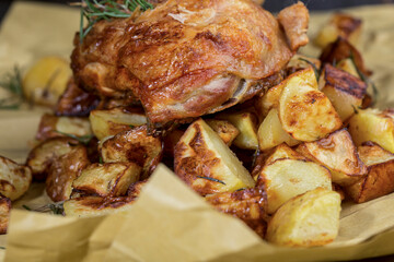 Pollo arrosto e patatine serviti pronti per essere mangiati
