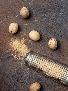 Whole and Ground Nutmeg