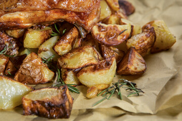 Pollo arrosto e patatine serviti pronti per essere mangiati