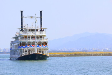 大津港に入港するミシガン