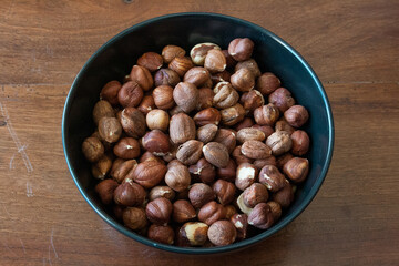 Ciotola con nocciole tostate