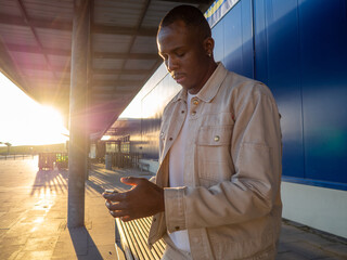Hombre joven usando su teléfono móvil 