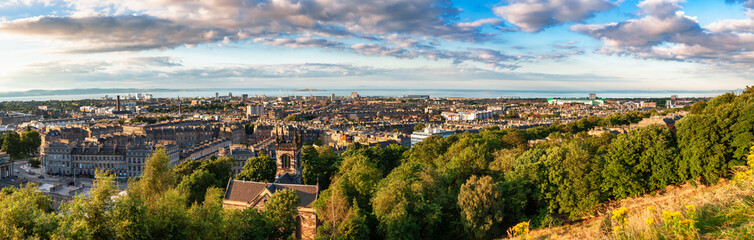 Fototapeta premium Panoramic view of Edinburgh, Scotland, UK, as viewed from the Arthurs Seat hill at the sunset