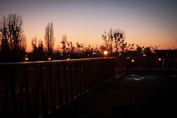 Obraz premium golden sunset over the city in the park