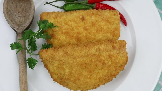 deux cordon bleu dans une assiette