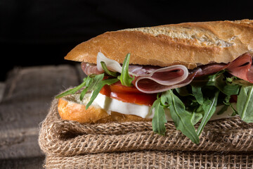 baguette con prosciutto crudo e mozzarella 