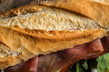 baguette con prosciutto crudo e mozzarella 