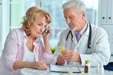 Obraz premium Senior doctor with elderly patient