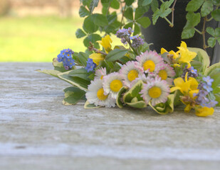 petit bouquet printanier  coloré sur fond bois