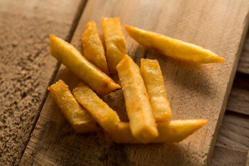 patatine fritte su un tavolo di legno