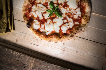 Pizza tonda al pomodoro sopra un tavolo di legno
