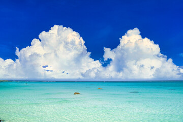 沖縄の美しいサンゴ礁の海と入道雲