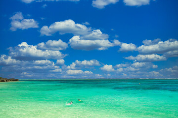 Fototapeta na wymiar 沖縄の美しいサンゴ礁の海と雲