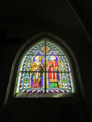 Buntlasfenster in einer Kirche von Cour-Cheverny, Frankreich