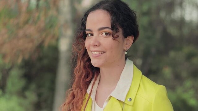 c&aacute;mara girando sobre una mujer en el bosque, con el fondo en movimiento, efecto Parallax