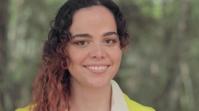 c&aacute;mara girando sobre una mujer en el bosque, con el fondo en movimiento, efecto Parallax