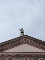 Fototapeta na wymiar Staute auf Dach