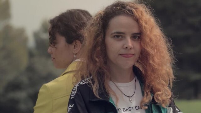 plano en movimiento de Dos hermanas gemelas de espaldas, con el fondo en movimiento 
