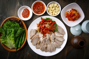 Slices of boiled pork, a traditional Korean food 한국의 전통음식인 돼지고기 수육