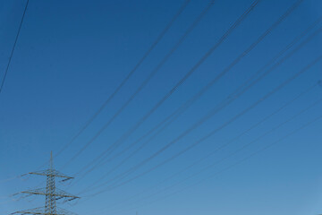 Strommast vor blauem Himmel
