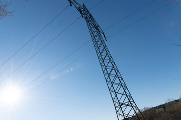 Strommast vor blauem Himmel
