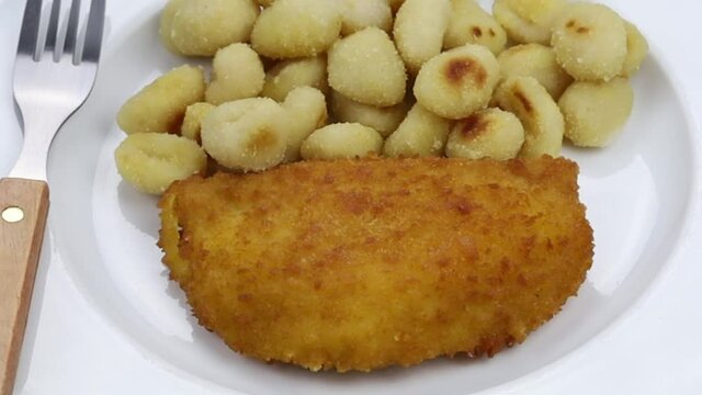 cordon bleu et gnocchis dans une assiette