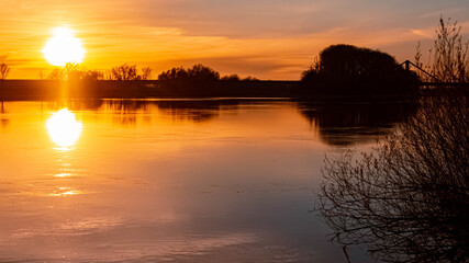 Obraz premium Beautiful sunset with reflections near Metten, Danube, Bavaria, Germany