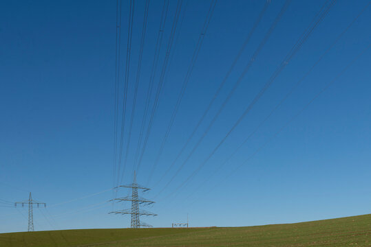 Strommasten vor blauem Himmel
