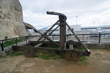 arma medievale all'ingresso del castello di gibilterra