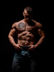 Fototapeta na wymiar Bodybuilder posing in studio