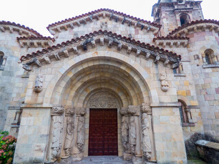 Fototapeta na wymiar Los elementos artísticos que simulan ser románicos se hacen demasiado perfectos en la iglesia neorrománica de San Miguel en Puente Viesgo, España.