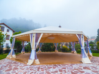 Cenador de tela impermeable y de gran tamaño utilizado para fiestas al aire libre en ambientes...